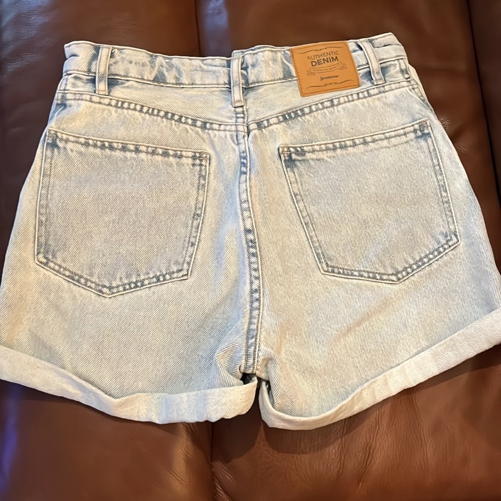 Shorts - Picture 2 of 4